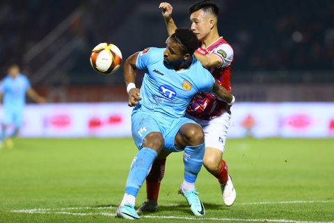 Rafaelson cứu CLB Nam Định thoát thua CLB TP.HCM- Ảnh 1. Rafaelson ghi bàn cứu nguy cho Nam Định - Ảnh: QUANG THỊNH