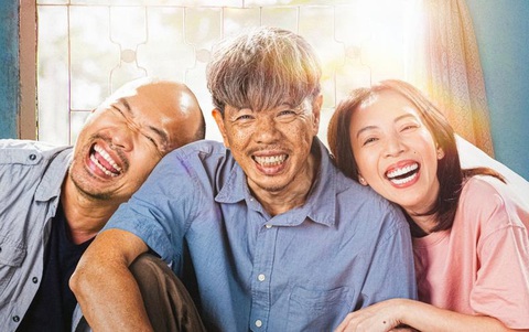 Thái Hòa hóa trang già hơn tuổi thật (gần 50 tuổi) để đóng cha của Thu Trang trong Con Nhót mót chồng - Ảnh: ĐPCC Thái Hòa hóa trang già hơn tuổi thật (gần 50 tuổi) để đóng cha của Thu Trang trong Con Nhót mót chồng - Ảnh: ĐPCC