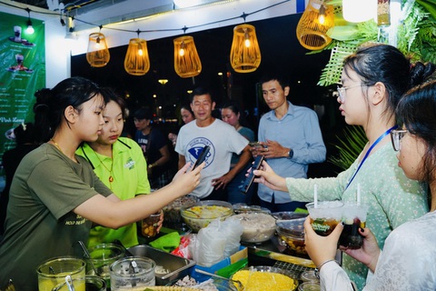 Ứng dụng AI bảo mật giao dịch không tiền mặt- Ảnh 3. Thực khách thanh toán tại các gian hàng thực phẩm bằng mã QR - Ảnh: THANH HIỆP
