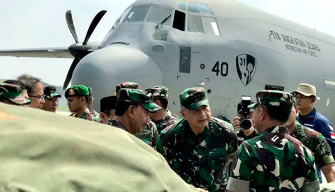 Indonesia chuẩn bị 3 máy bay sơ tán 1.000 người Palestine đến Jakarta- Ảnh 1. Tư lệnh quân đội Indonesia Agus Subiyanto (phía trước) nhận được lời giải thích từ Tham mưu trưởng không quân Indonesia Fadjar Prasetyo (giữa) về kế hoạch khởi hành của máy bay C-130 J Super Hercules để chuyển hàng cứu trợ tới Gaza. Ảnh chụp tại căn cứ không quân Halim Perdanakusuma ở Jakarta vào ngày 29-3 năm nay - Ảnh: ANTARA