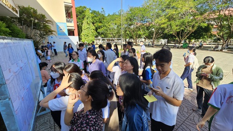 Cần Thơ: Điểm trúng tuyển vào lớp 10 Trường THPT Thực hành Sư phạm cao nhất- Ảnh 1. Thí sinh thi lớp 10 xem số báo danh tại Trường THPT Thực hành Sư phạm - Trường đại học Cần Thơ - Ảnh: THÁI LŨY