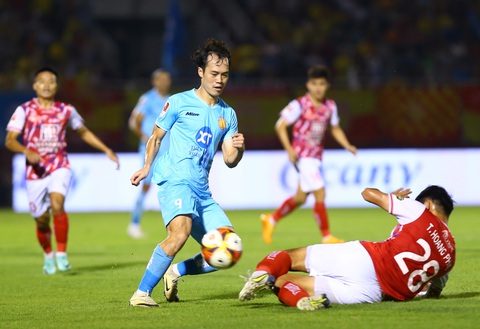 HLV Phùng Thanh Phương: Theo thống kê, CLB TP.HCM là vua sân nhà- Ảnh 1. Văn Toàn bị chăm sóc kỹ trong trận hòa 1-1 trước CLB TP.HCM - Ảnh: QUANG THỊNH