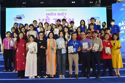 'Đơn thuốc tài chính' khéo khôn với tiền, tránh những ưu phiền hút khách- Ảnh 4. Các bạn trẻ, bạn đọc yêu mến tác giả cuốn sách chụp hình lưu niệm sau chương trình - Ảnh: QUANG ĐỊNH