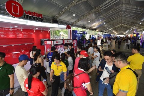 Không nỡ đi qua gian hàng Viettel Money trong Lễ hội Không tiền mặt 2024- Ảnh 1. Đông đảo khách hàng dừng chân trải nghiệm các ứng dụng thanh toán tại gian hàng Viettel Money trong Lễ hội Không tiền mặt 2024 - Ảnh: QUANG ĐỊNH