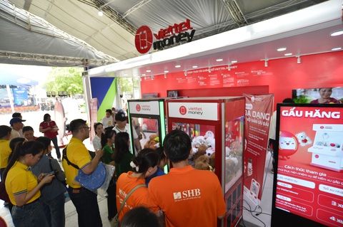 Không nỡ đi qua gian hàng Viettel Money trong Lễ hội Không tiền mặt 2024- Ảnh 4. Gian hàng Viettel Money trong Lễ hội Không tiền mặt 2024 không những hút khách tham gia, mà ngay cả các đơn vị đồng hành khác trong lễ hội cũng tò mò ghé chân tìm hiểu - Ảnh: QUANG ĐỊNH