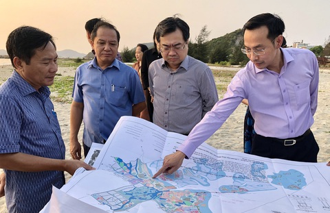 Hà Tiên làm đường dẫn lớn hơn ngàn tỉ ra cảng tổng hợp- Ảnh 1. Ông Nguyễn Thanh Nghị (thứ hai phải sang) - bộ trưởng Bộ Xây dựng, cùng lãnh đạo tỉnh Kiên Giang khảo sát các dự án tại TP Hà Tiên - Ảnh: HỒNG ĐIỆP