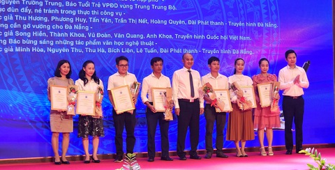 Báo Tuổi Trẻ đoạt giải nhất Giải Báo chí thành phố Đà Nẵng với loạt bài về Gạc Ma- Ảnh 2. Trao giải khuyến khích cho các tác giả tại buổi trao Giải Báo chí thành phố Đà Nẵng năm 2023 - Ảnh: BÌNH PHÚ