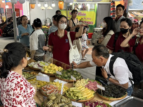 Sinh viên ngành truyền thông thích thú tác nghiệp tại Lễ hội Không tiền mặt- Ảnh 2. Sinh viên thực hành môn ảnh với sự hướng dẫn của giảng viên - Ảnh: QUỐC YÊN