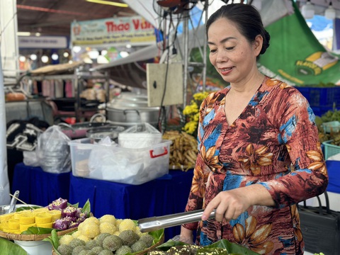Sinh viên ngành truyền thông thích thú tác nghiệp tại Lễ hội Không tiền mặt- Ảnh 6. Nghệ nhân Ngọc Lan làm bánh tại gian hàng ẩm thực - Ảnh: BẢO NGỌC