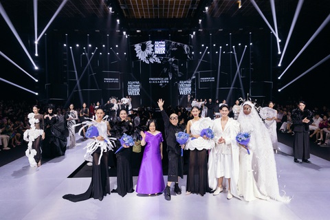 Bùi Quỳnh Hoa 'đại náo' sàn catwalk Vietnam International Fashion Week 2024- Ảnh 5. Không chỉ mang đến những thiết kế kỳ công gây kinh ngạc, Frederick Lee còn tạo ấn tượng sâu sắc trong nghệ thuật dàn dựng màn trình diễn thông qua hiệu ứng đèn sân khấu, âm nhạc và phong cách trình diễn runway.