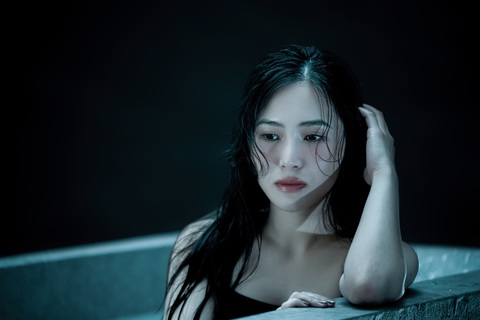 Hương Tràm ra nhạc, khán giả chê nghe chán, bảo trả lại thời Em gái mưa- Ảnh 4. Hình ảnh trong MV Chỉ mình anh đi xa - Ảnh cắt từ clip