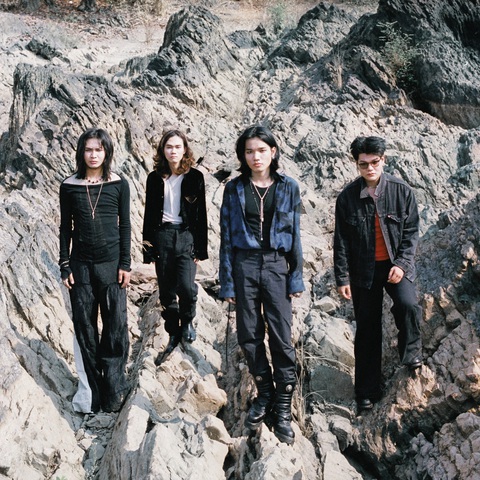 Các ban nhạc rock gen Z siêu hòa nhập- Ảnh 1. Sau vài show trong tháng 7, Giấy Gấp tạm nghỉ show để dồn sức cho sự ra đời của album đầu tay - Ảnh: NVCC