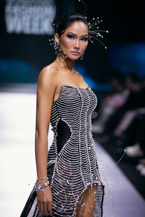 Hoa hậu H'Hen Niê trên sàn catwalk của Tuần Thời trang Việt Nam 2024 - Ảnh: Kiếng Cận Team Hoa hậu H'Hen Niê trên sàn catwalk của Tuần thời trang Việt Nam 2024 - Ảnh: Kiếng Cận Team