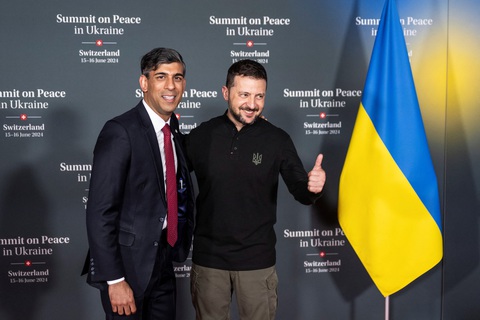 Tổng thống Ukraine Volodymyr Zelensky (phải) chào đón Thủ tướng Anh Rishi Sunak đến dự thượng đỉnh hòa bình - Ảnh: REUTERS Tổng thống Ukraine Volodymyr Zelensky (phải) chào đón Thủ tướng Anh Rishi Sunak đến dự thượng đỉnh hòa bình - Ảnh: REUTERS