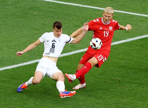 Slovenia cầm hòa 1-1 trước Đan Mạch- Ảnh 1. Trận đấu giữa Slovenia và Đan Mạch diễn ra quyết liệt - Ảnh: REUTERS