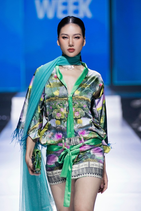 Bùi Quỳnh Hoa 'đại náo' sàn catwalk Vietnam International Fashion Week 2024- Ảnh 9. Nàng hậu mặc chiếc váy lụa kết hợp cùng chiếc khăn voan quàng cổ và chiếc ví xanh “tone - sur - tone” đã giúp hoa hậu Bùi Quỳnh Hoa trở thành tâm điểm trên sàn diễn Vietnam International Fashion Week 2024.
