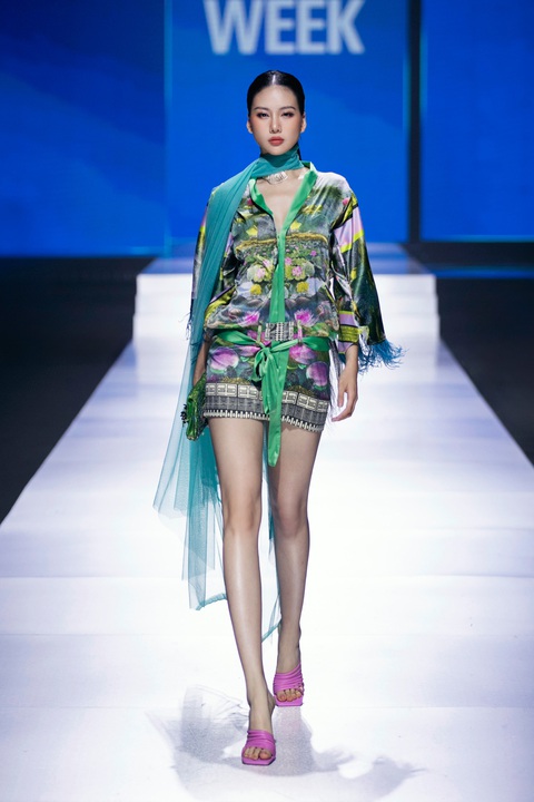 Bùi Quỳnh Hoa 'đại náo' sàn catwalk Vietnam International Fashion Week 2024- Ảnh 10. Bùi Quỳnh Hoa 'đại náo' sàn catwalk Vietnam International Fashion Week 2024- Ảnh 10.