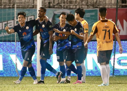 Đội bóng của bầu Đức và ông Nguyễn Đức Thụy rơi vào vòng xoáy play-off- Ảnh 2. Niềm vui của Alan và các cầu thủ Bình Định sau bàn thắng - Ảnh: DƯ HẢI