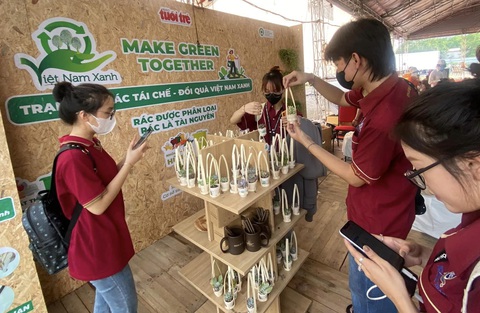 Gian hàng Make Green Togetther gây ấn tượng với sinh viên Trường ĐH Nguyễn Tất Thành khi trải nghiệm chụp ảnh Gian hàng Việt Nam Xanh, một dự án của báo Tuổi Trẻ gây ấn tượng với sinh viên Trường ĐH Nguyễn Tất Thành khi trải nghiệm chụp ảnh