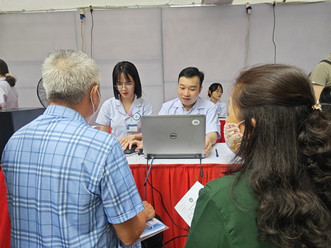 Người cao tuổi cần được thăm khám để phát hiện sớm bệnh sa sút trí tuệ - Ảnh: DƯƠNG LIỄU Người cao tuổi cần được thăm khám để phát hiện sớm bệnh sa sút trí tuệ - Ảnh: DƯƠNG LIỄU