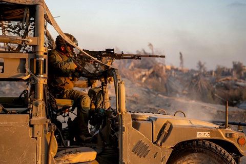 Một binh sĩ Israel điều khiển súng máy tại Dải Gaza ngày 14-6 - Ảnh: AFP Một binh sĩ Israel điều khiển súng máy tại Dải Gaza ngày 14-6 - Ảnh: AFP