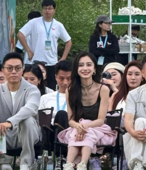 Hình ảnh của Angelababy trong một sự kiện dấy lên quan ngại về sức khỏe của cô nàng - Ảnh: QQ Hình ảnh của Angelababy trong một sự kiện dấy lên quan ngại về sức khỏe của cô nàng - Ảnh: QQ