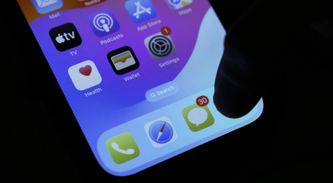 Kiện Apple vì khiến vợ chồng ly hôn- Ảnh 1. Cho rằng Apple khiến vợ chồng ly hôn, người đàn ông quyết kiện đòi lại 161 tỉ đồng.