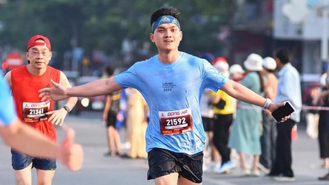 Khi chạy bộ là một phần phong cách sống- Ảnh 1. Anh Nguyễn Quốc Vũ chinh phục cự ly 21km trong giải chạy được tổ chức tại tỉnh Quảng Trị - Ảnh: NVCC