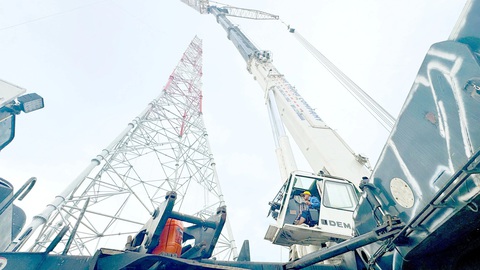 Thần tốc làm đường dây 500kV đưa điện ra Bắc - Kỳ 5: Những cột chọc trời kéo điện qua sông- Ảnh 5. Cẩu 400 tấn đưa thiết bị lắp ráp cột điện cao vút ở vị trí 215, huyện Quỳnh Phụ, Thái Bình - Ảnh: NGUYỄN KHÁNH