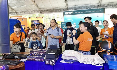 Xã hội không tiền mặt, nhưng phải an toàn- Ảnh 1. Khách hàng trải nghiệm Internet an toàn tại gian hàng FPT trong khuôn khổ Lễ hội Không tiền mặt tại TP.HCM chiều 15-6 - Ảnh: HUỲNH PHẠM TRANG UYÊN