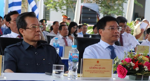 Khánh thành tuyến đường tránh TP Long Xuyên của An Giang- Ảnh 3. Bí thư Tỉnh ủy An Giang (trái) và bộ trưởng Bộ Giao thông vận tải dự lễ khánh thành - Ảnh: CHÍ HẠNH