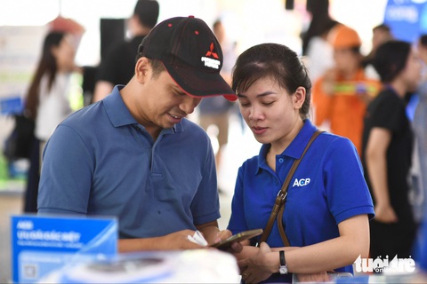 Chăm chú học cách bảo vệ tài khoản ngân hàng tại Lễ hội Không tiền mặt- Ảnh 1. Khách hàng mở tài khoản, nhận ngay ưu đãi và quà tặng - Ảnh: QUANG ĐỊNH