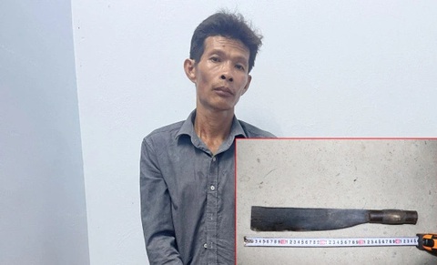 Bị chém chết vì can ngăn bạn nhậu đòi đánh người khác- Ảnh 3. Lê Văn Nhịn cùng con dao là tang vật của vụ án - Ảnh: HỒ GIANG