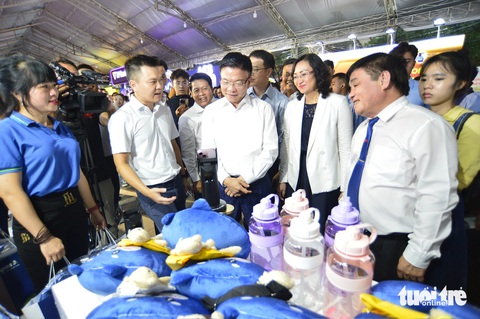 NAPAS phát hàng ngàn phần quà tại Lễ hội Không tiền mặt- Ảnh 2. Phó thủ tướng Lê Thành Long (thứ 3 từ trái qua) cùng các đại biểu thăm không gian trưng bày của NAPAS tại Lễ hội Không tiền mặt - Ảnh: QUANG ĐỊNH