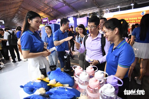 NAPAS phát hàng ngàn phần quà tại Lễ hội Không tiền mặt- Ảnh 4. 3.000 quà tặng từ NAPAS đã được phát hết từ chiều 16-6 - Ảnh: QUANG ĐỊNH