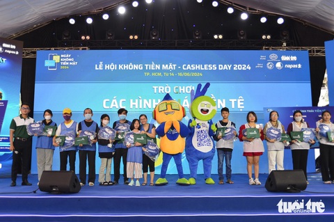 NAPAS phát hàng ngàn phần quà tại Lễ hội Không tiền mặt- Ảnh 5. Các quà tặng của NAPAS được trao đến những người tham gia các trò chơi trên sân khấu chính vào sáng 16-6 - Ảnh: QUANG ĐỊNH