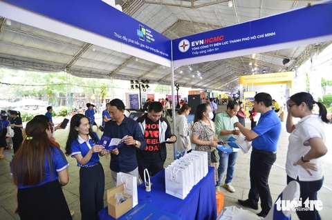 Đến Lễ hội Không tiền mặt được hướng dẫn xài app theo dõi chỉ số điện- Ảnh 2. Người dân tìm hiểu các dịch vụ của ngành điện TP.HCM tại Lễ hội Không tiền mặt 2024 - Ảnh: QUANG ĐỊNH
