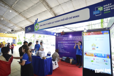 Đến Lễ hội Không tiền mặt được hướng dẫn xài app theo dõi chỉ số điện- Ảnh 4. Không gian trải nghiệm của Tổng công ty Điện lực TP.HCM tại lễ hội - Ảnh: QUANG ĐỊNH