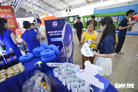 Siêu thị online Co.opmart xuống phố cùng hàng ngàn quà tặng- Ảnh 3. Ước tính hàng ngàn phần quà đã được phát ra trong những ngày diễn ra lễ hội - Ảnh: QUANG ĐỊNH