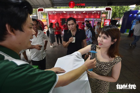 'Lễ hội Không tiền mặt đưa hình ảnh Vietcombank thêm gần gũi với khách hàng'- Ảnh 1. Người dân tham gia các chương trình tại không gian của Vietcombank vào chiều 16-6 - Ảnh: QUANG ĐỊNH