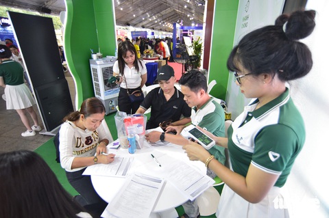 'Lễ hội Không tiền mặt đưa hình ảnh Vietcombank thêm gần gũi với khách hàng'- Ảnh 2. Nhiều người dân đã tranh thủ đến mở thẻ tại Vietcombank - Ảnh: QUANG ĐỊNH