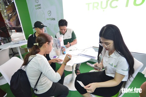 'Lễ hội Không tiền mặt đưa hình ảnh Vietcombank thêm gần gũi với khách hàng'- Ảnh 4. Người dân mở thẻ tại không gian của Vietcombank trong lễ hội - Ảnh: QUANG ĐỊNH