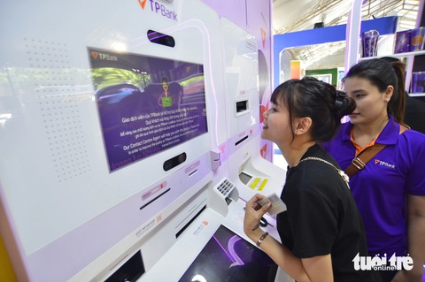 Bất ngờ khi được in hình lên thẻ ngân hàng TPBank- Ảnh 1. Các bạn trẻ thích thú với trải nghiệm in chân dung khi mở thẻ FreeGo - Ảnh: QUANG ĐỊNH