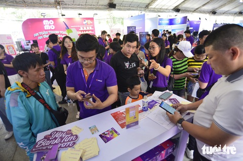 Bất ngờ khi được in hình lên thẻ ngân hàng TPBank- Ảnh 3. Đại diện TPBank cho hay trong 3 ngày diễn ra lễ hội, đơn vị này đặt mục tiêu sẽ mở 500 thẻ tại không gian trải nghiệm - Ảnh: QUANG ĐỊNH
