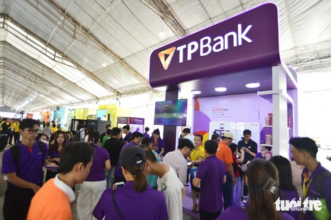 Bất ngờ khi được in hình lên thẻ ngân hàng TPBank- Ảnh 4. Không gian trải nghiệm dịch vụ của TPBank đông đúc khách tham quan buổi sáng ngày cuối cùng diễn ra Lễ hội Không tiền mặt 2024 - Ảnh: QUANG ĐỊNH
