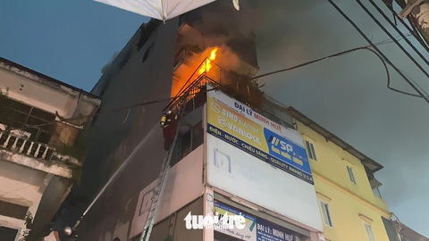 Cháy nhà 5 tầng phố Định Công Hạ, Hà Nội, 4 người chết- Ảnh 1. Hiện trường vụ cháy - Ảnh: DANH KHANG