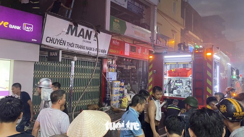 Cháy nhà 5 tầng phố Định Công Hạ, Hà Nội, 4 người chết- Ảnh 11. Cảnh sát nỗ lực dập lửa - Ảnh: DANH KHANG