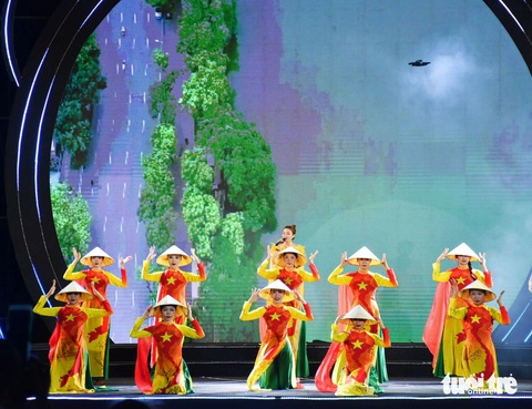 Gần 400.000 khách tham gia các hoạt động Liên hoan du lịch biển Nha Trang 2024- Ảnh 3. Tiết mục “Hello Việt Nam” như màn chào kết lễ bế mạc Liên hoan du lịch biển Nha Trang - Ảnh: TRẦN HOÀI