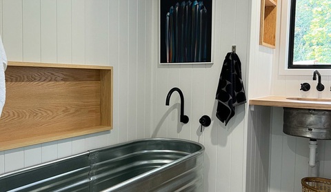 The Outlander: Nhà di động dạng thùng container có bánh xe, nội thất như khách sạn- Ảnh 4. Tất cả tạo nên một tổng thể hài hòa, mang đến vẻ đẹp độc đáo, sang trọng và đầy mê hoặc - Ảnh: AutoEvolution