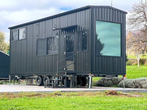 The Outlander: Nhà di động dạng thùng container có bánh xe, nội thất như khách sạn- Ảnh 1. Lựa chọn lối sống tối giản bằng cách chuyển đến một căn nhà tí hon không có nghĩa là phải từ bỏ phong cách sống đẳng cấp và cá tính riêng. The Outlander, một căn nhà tí hon được thiết kế và xây dựng tại Tasmania (Úc) chính là minh chứng rõ ràng nhất cho luận điểm này - Ảnh: AutoEvolution